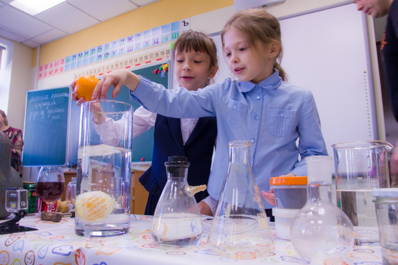 Опыты в младшей школе. Детские опыты. Эксперименты для дошкольников. Опыты в начальной школе. Дети на уроке химии.